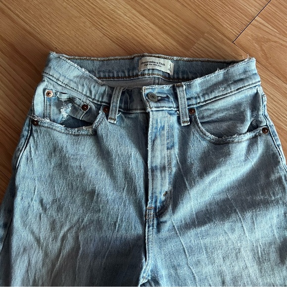Abercrombie & Fitch High Rise Mom Jean Women’s 25/0 - Picture 2 of 9